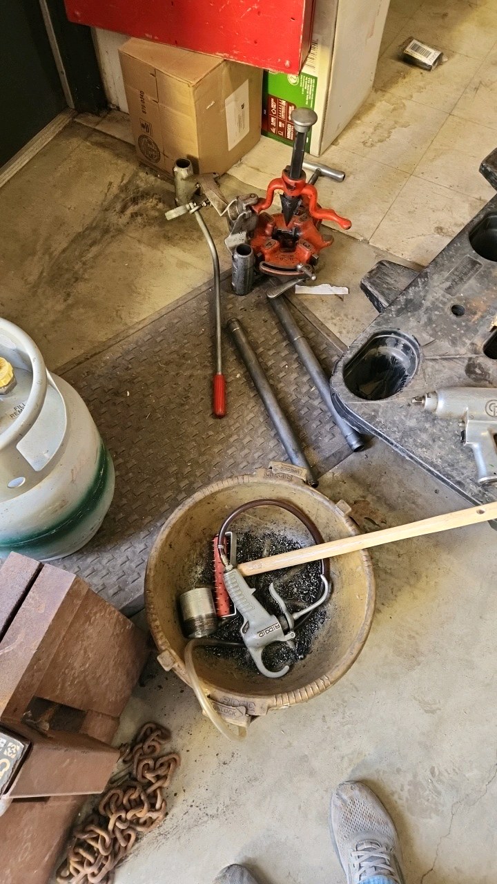Ridgid� 300 Series Pipe Threader with Filings Bucket