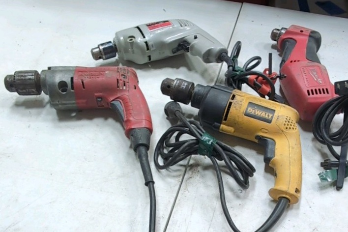 (4) Drills DeWalt, Milwaukee, Skill