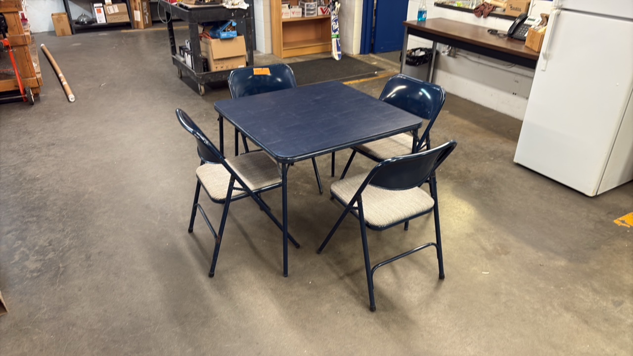 Samsonite Card table 33 x 33 with 4 chairs