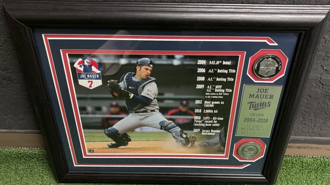 Joe Mauer Framed Display Photo Coin Dirt MLB COA Highland Mint Twins DF024723