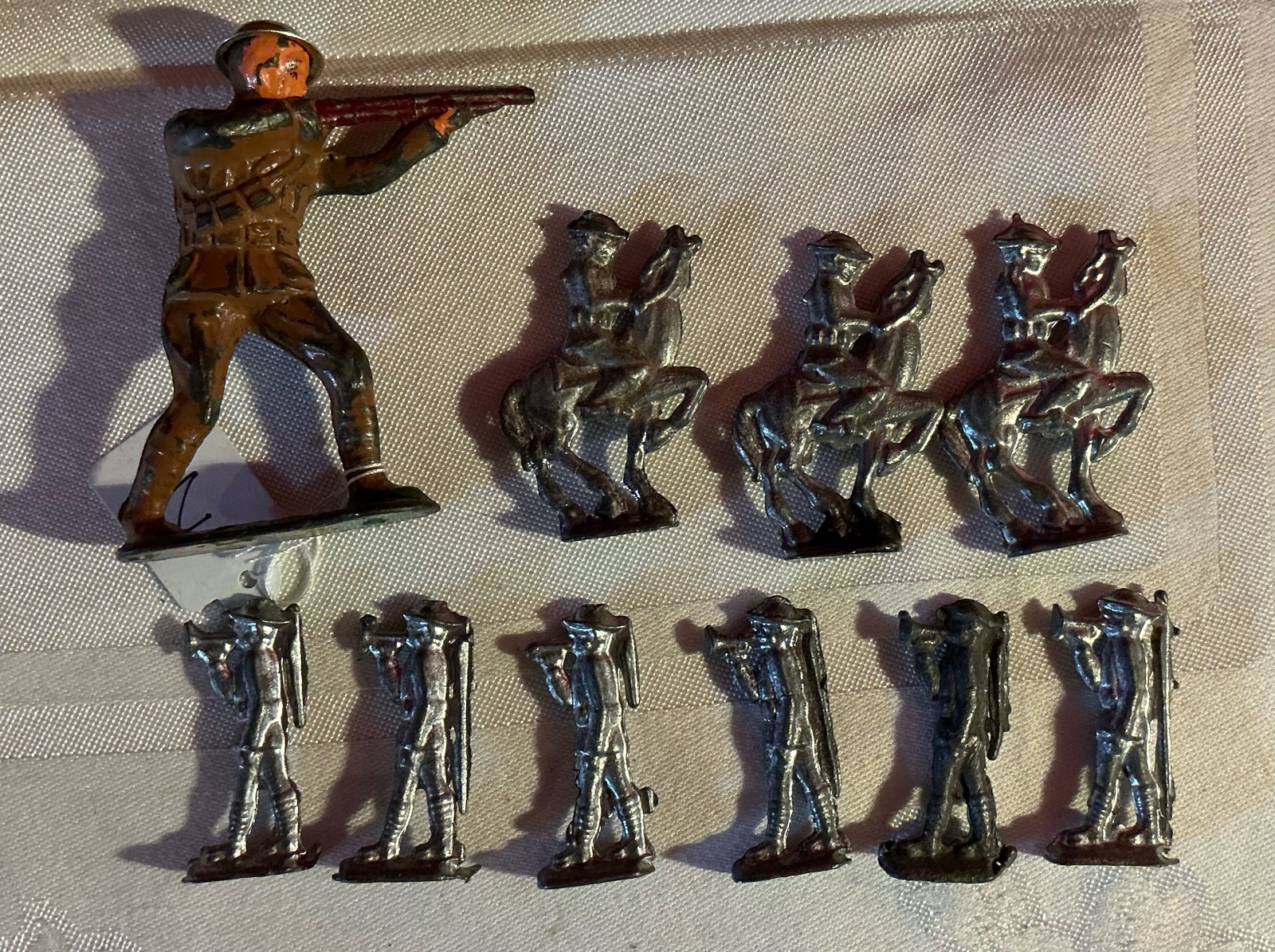 Vintage group of 10 tin-lead soldiers horses, 1 Barclay toy