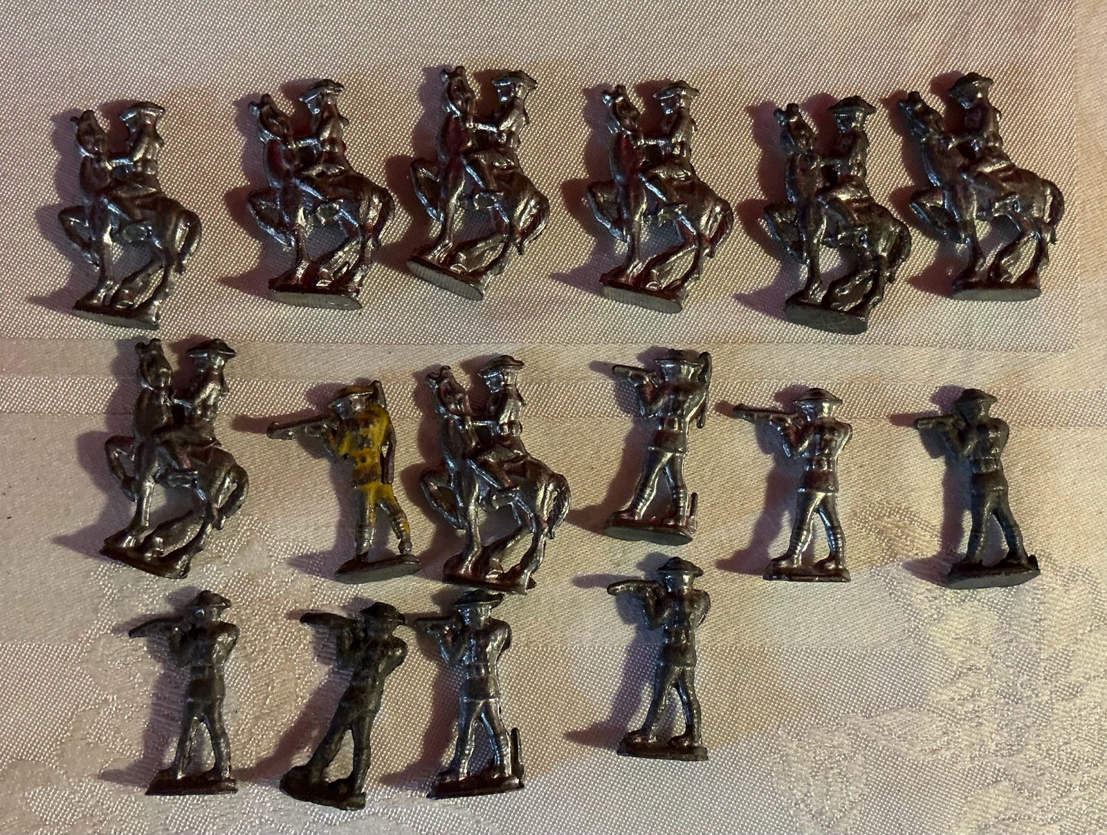Group of 16 vintage tin-lead soldiers, horses and riflemen toy