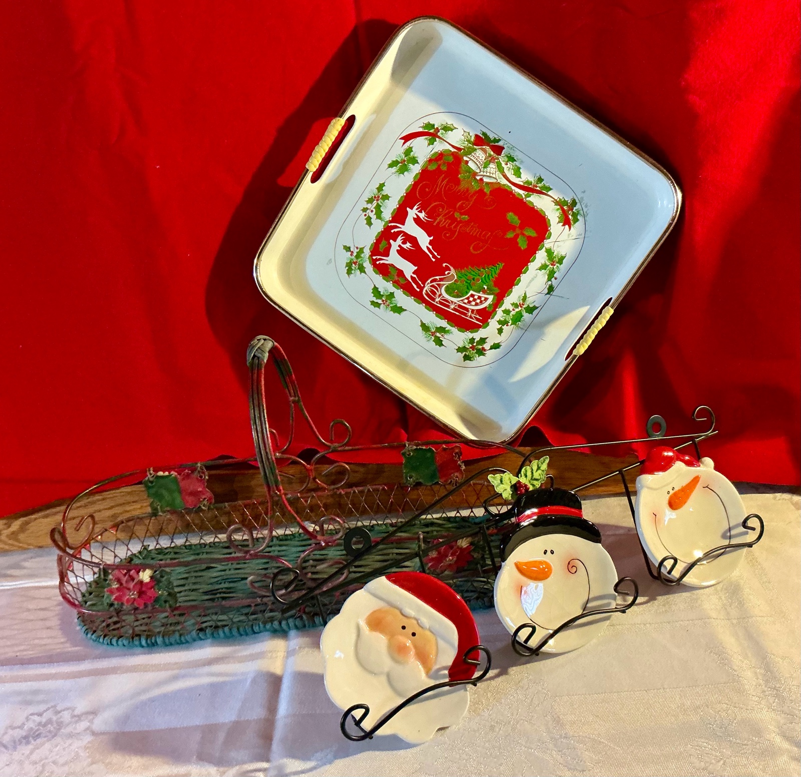 Misc vintage Christmas platter, basket & wall hanging