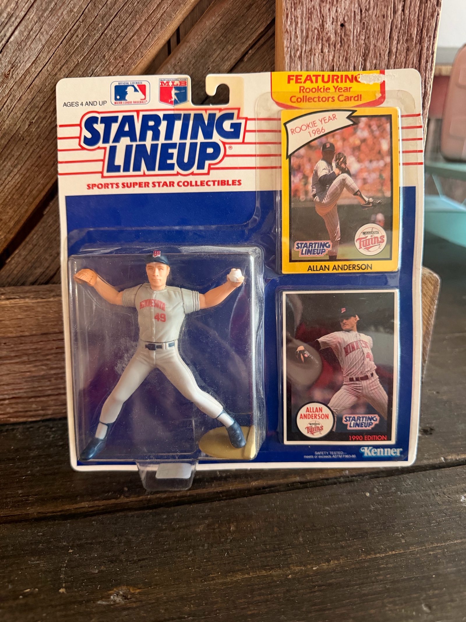 1990 Starting Lineup Allan Anderson Minnesota Twins action figure with included trading cards.