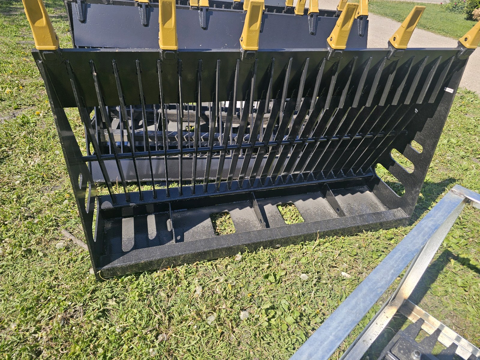 Unused 2026 WOLVERINE SLIDING LOADER ROCK SCREENING SHOVEL RSB72