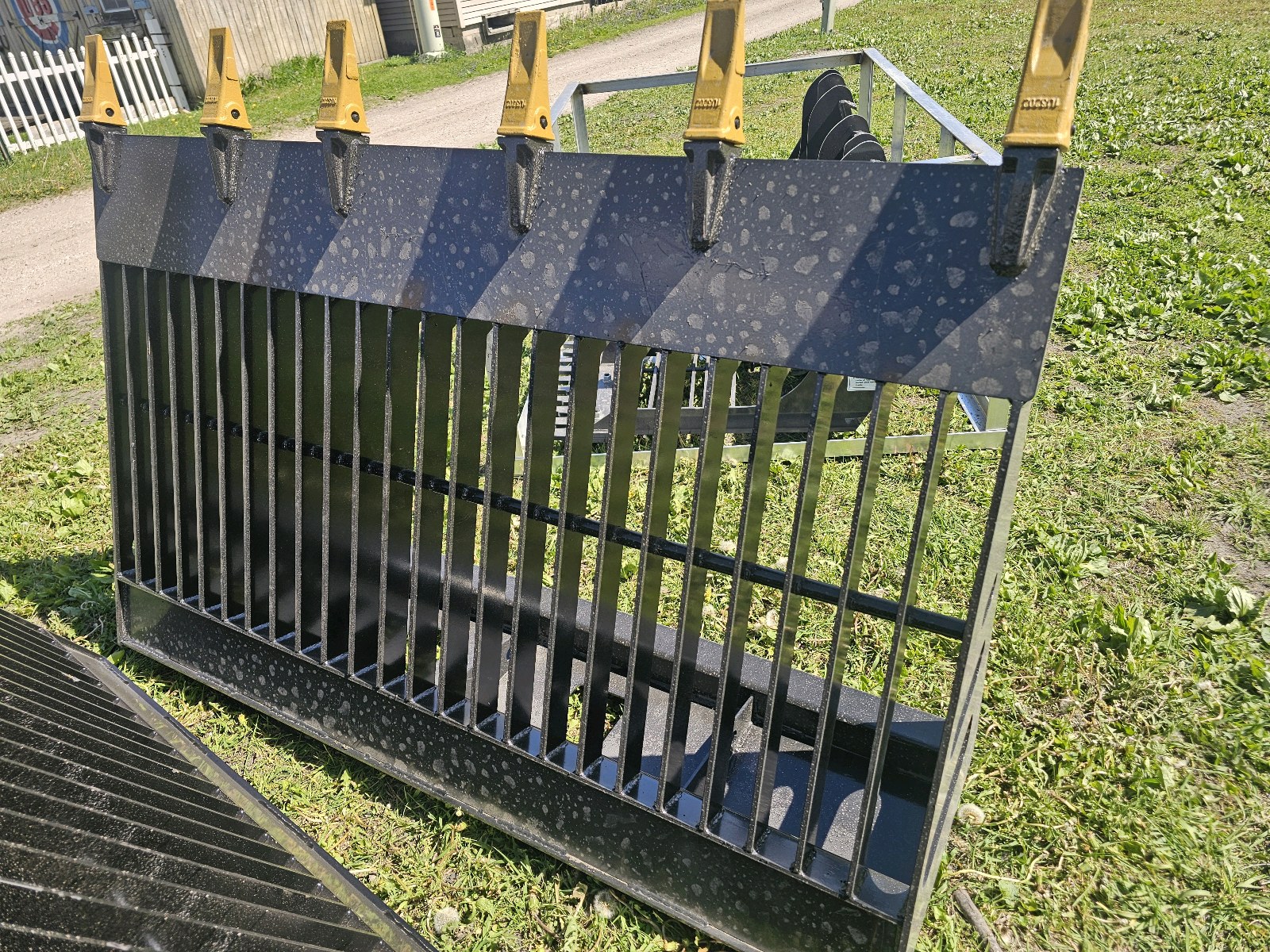 Unused 2026 WOLVERINE SLIDING LOADER ROCK SCREENING SHOVEL RSB66