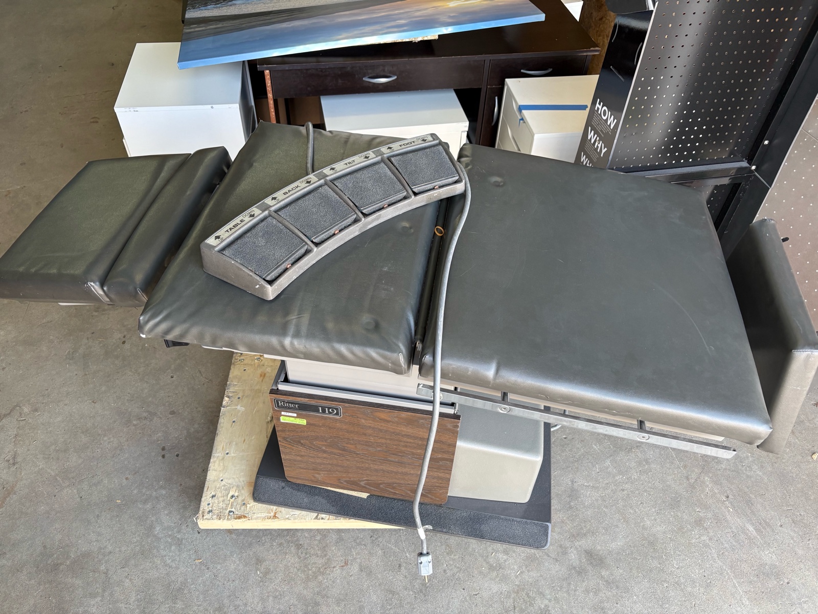 Ritter Brand Electrical Motorized Medical Examination Table, Model #119, Dark Gray Color Metal Base, Comes With Adjustable Foot Pedal, Hydraulic System Needs Some Attention and May Need to be Replaced, Otherwise Chair Looks Great and is in Working Order