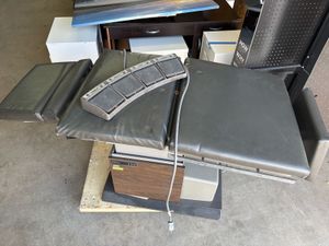 Ritter Brand Electrical Motorized Medical Examination Table, Model #119, Dark Gray Color Metal Base, Comes With Adjustable Foot Pedal, Hydraulic System Needs Some Attention and May Need to be Replaced, Otherwise Chair Looks Great and is in Working Order