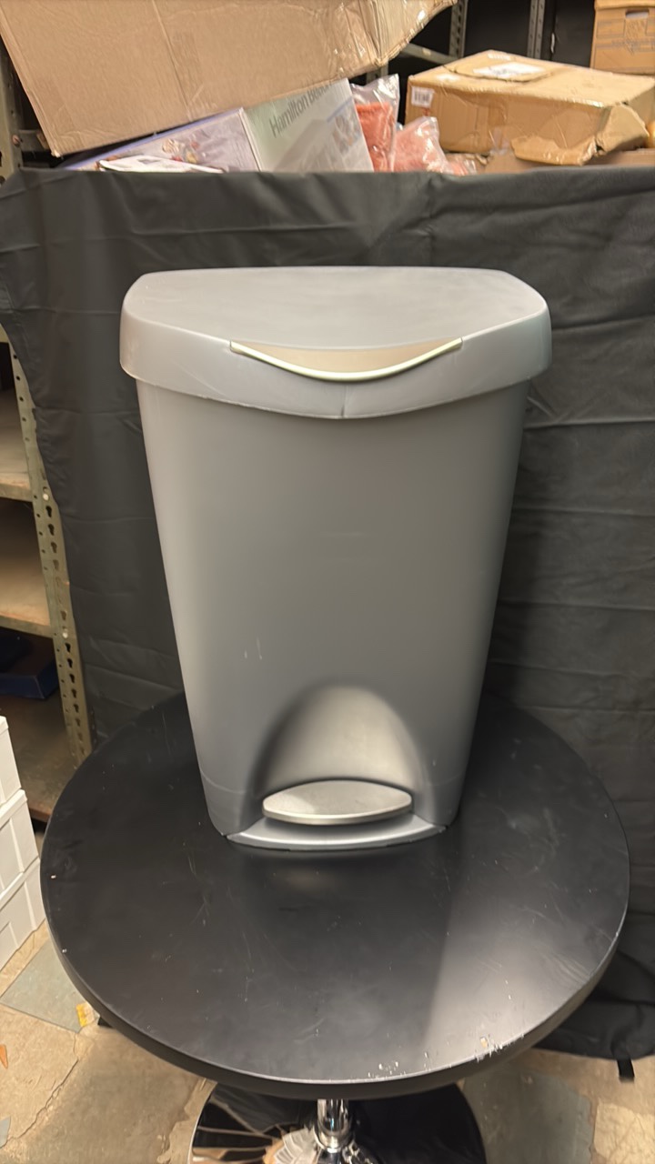 Large Plastic Trash Can, Great for Businesses, Office and Home Use, Great Shape