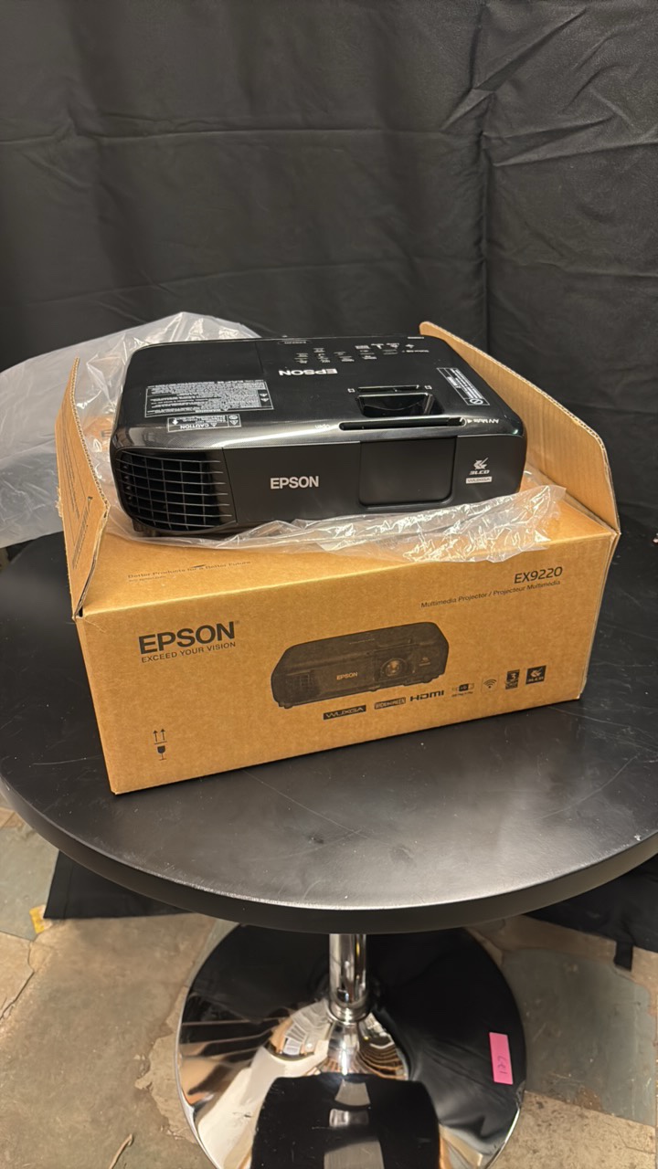 Epson Brand EX9220 Multimedia Projector HDMI Cable Hookup USB Certified Chip-3 Technology, Comes in Original Box and Packaging