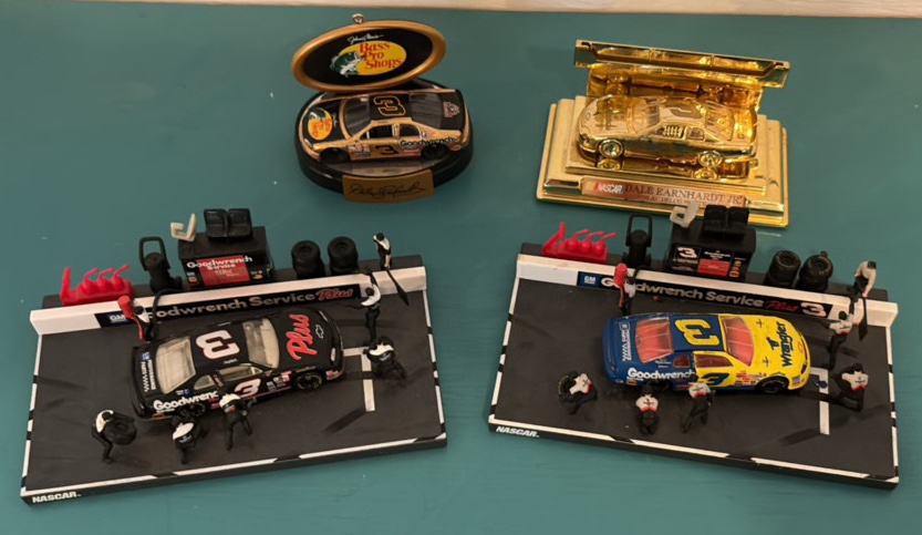 Two Pit Road Dioramas, Ornament, Car on Display