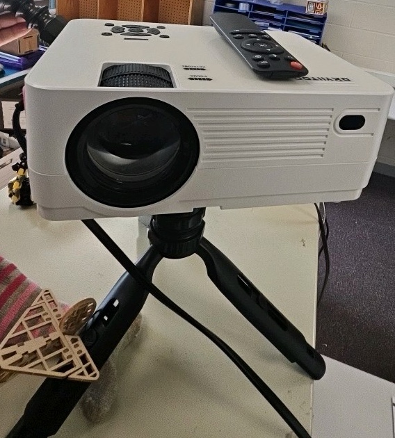 DXYIITOO projector with remote