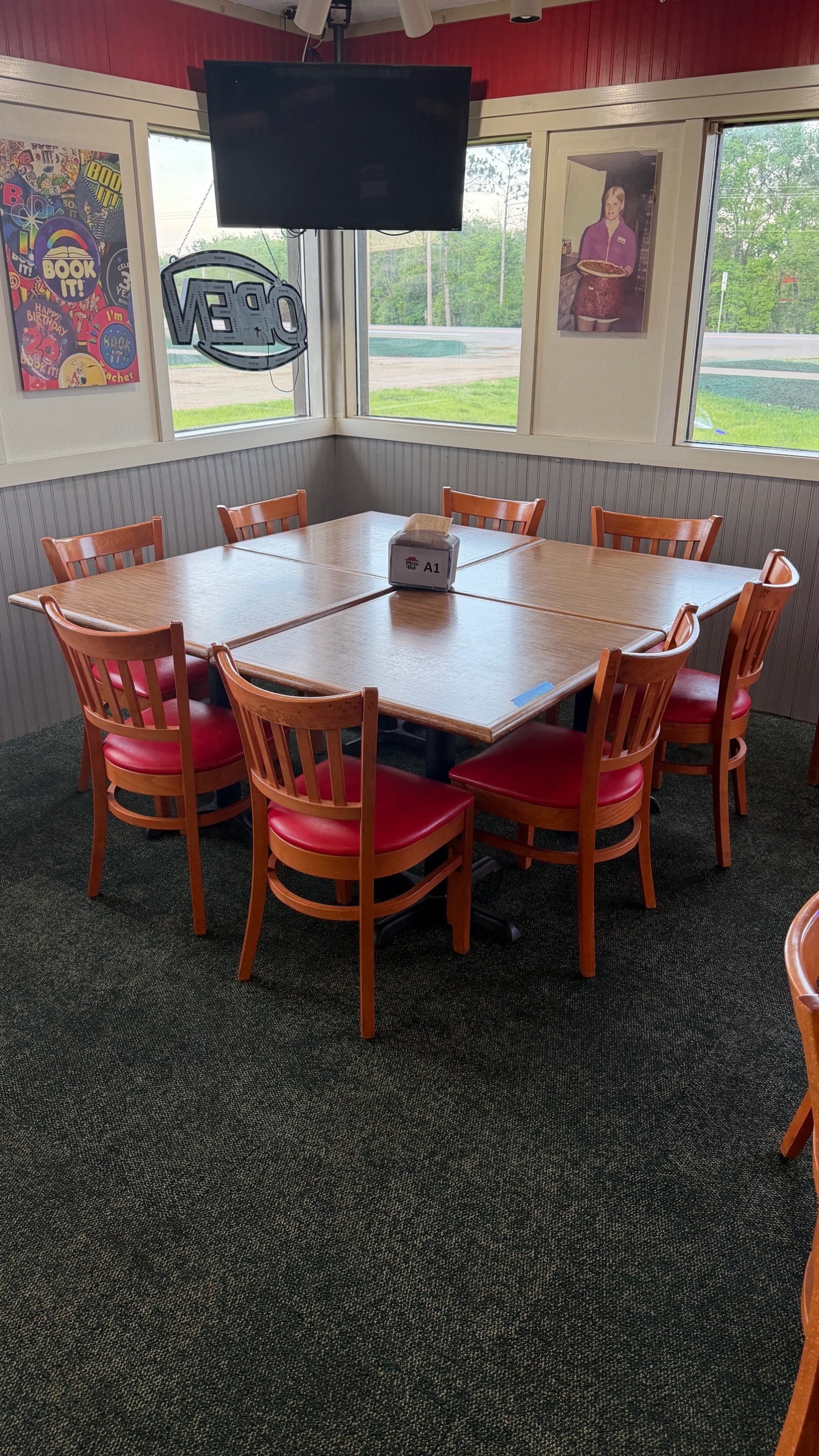 4 Tables 8 Chairs