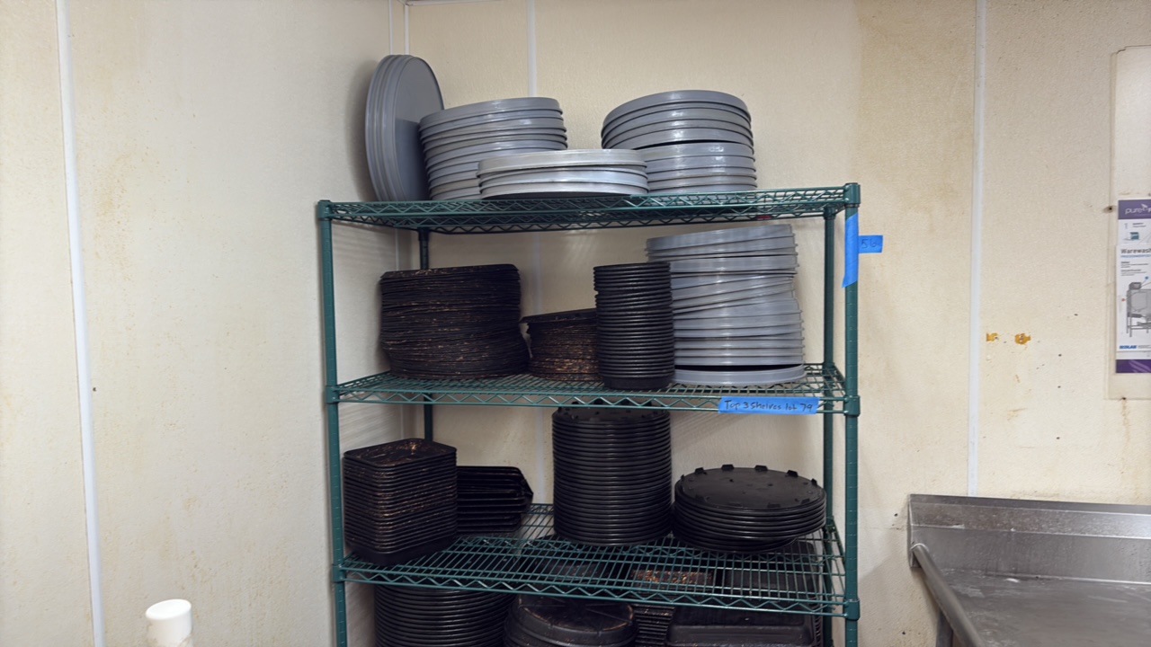 Pizza pan separators and pizza pans