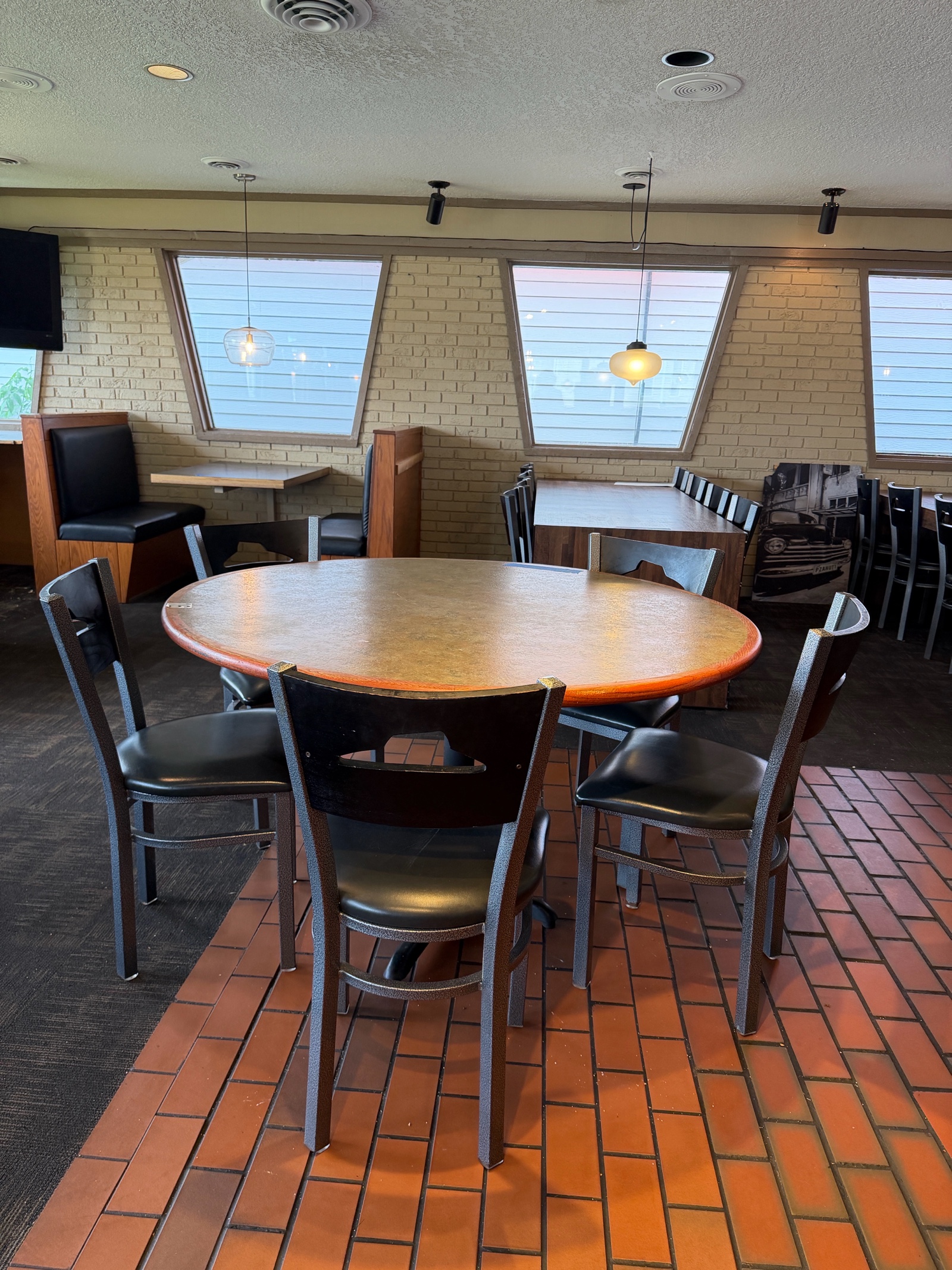 52 Round Table (5) Exclusive Pizza Hut chairs