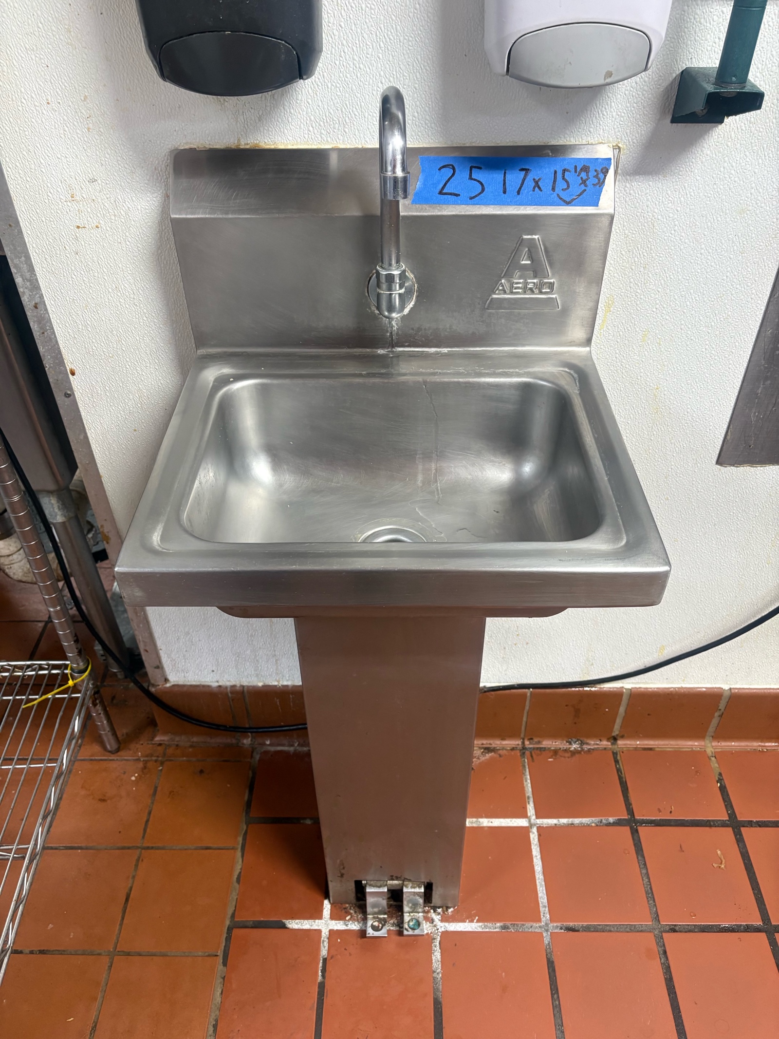 AERO sink 17w x 15 14d x 39h