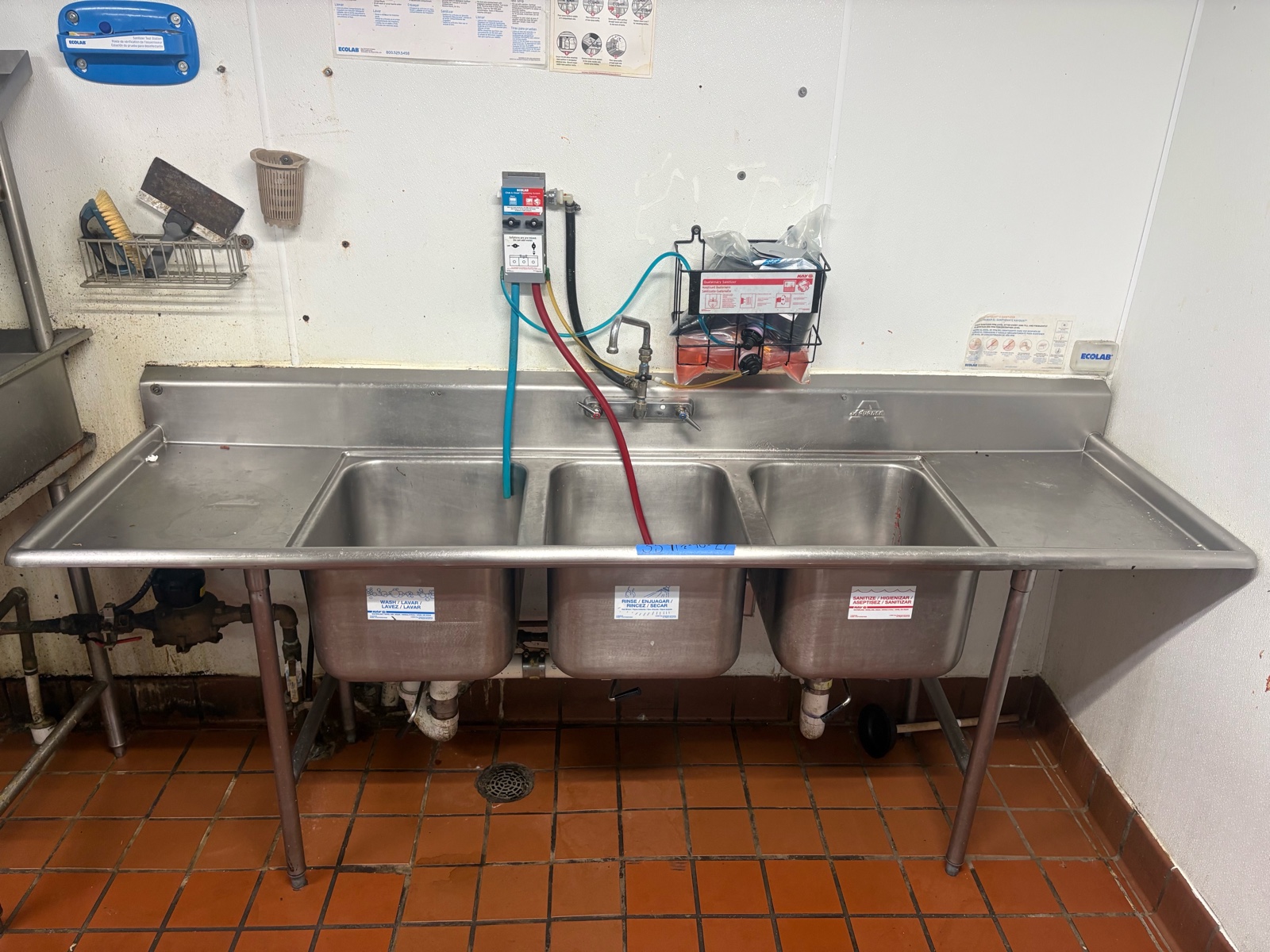 Advance 3-compartment sink with pull-down sprayer