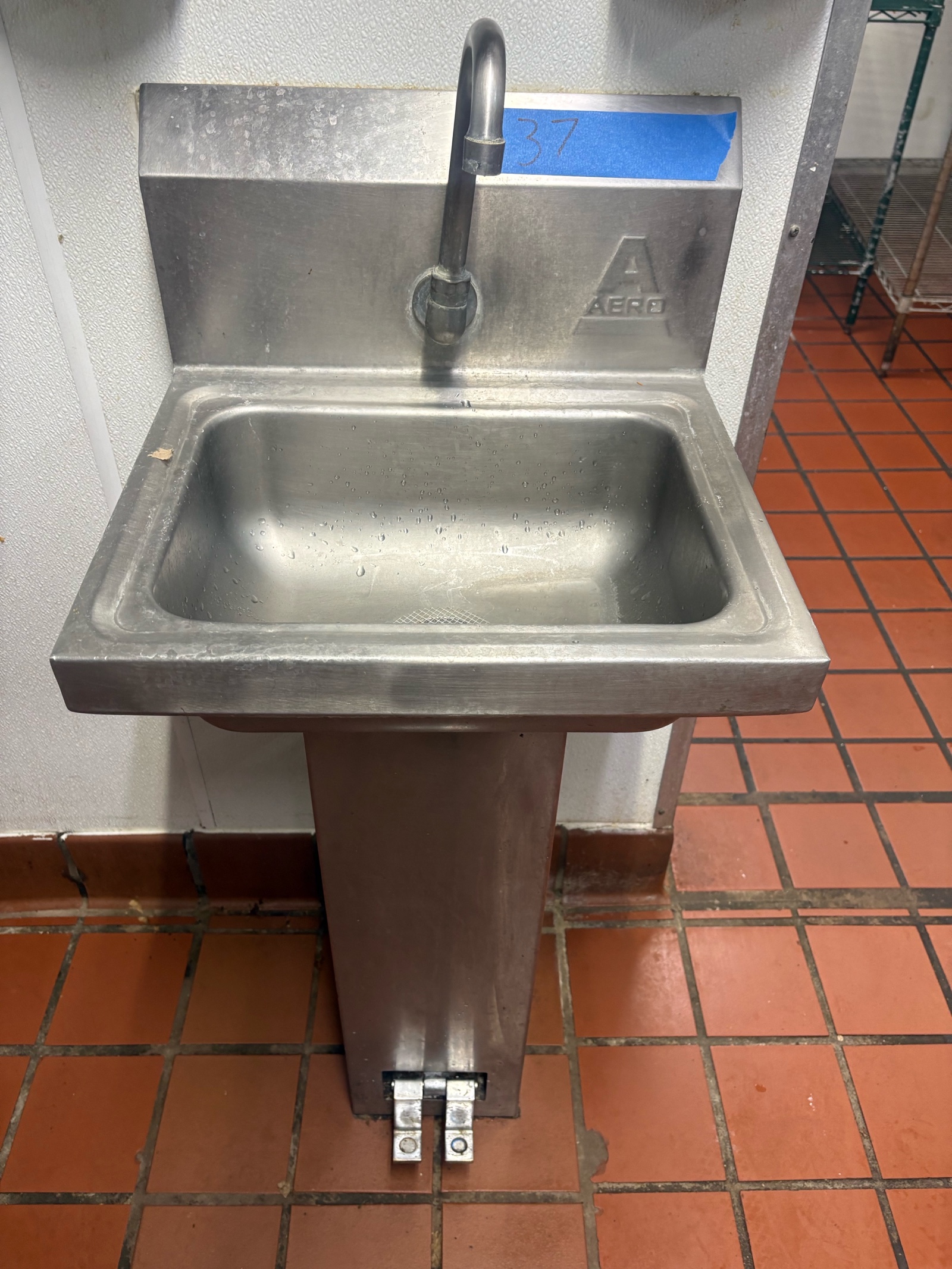 AERO sink 17w x 15 14d x 39h