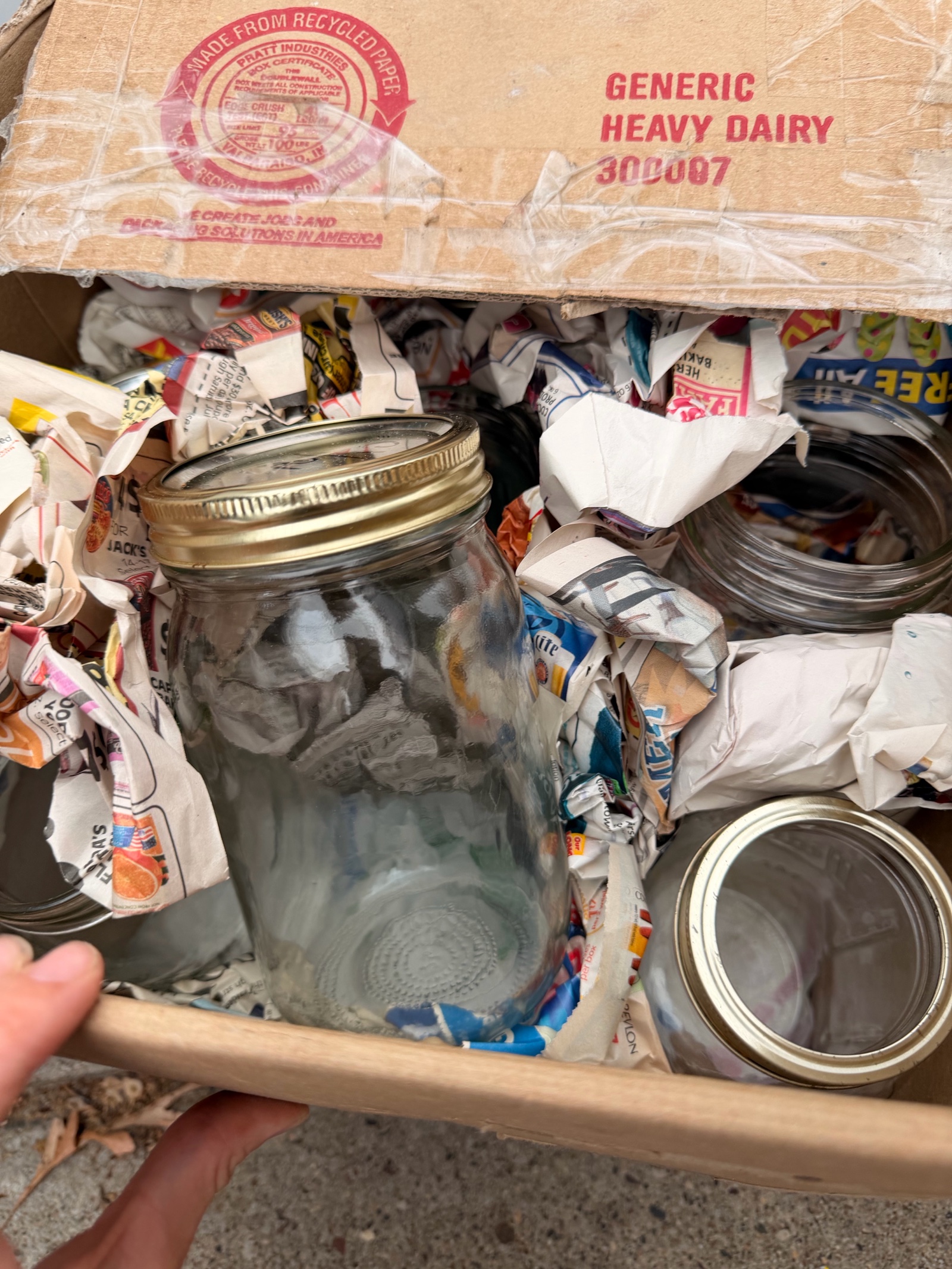 Approx 6 Mason Jars in box.