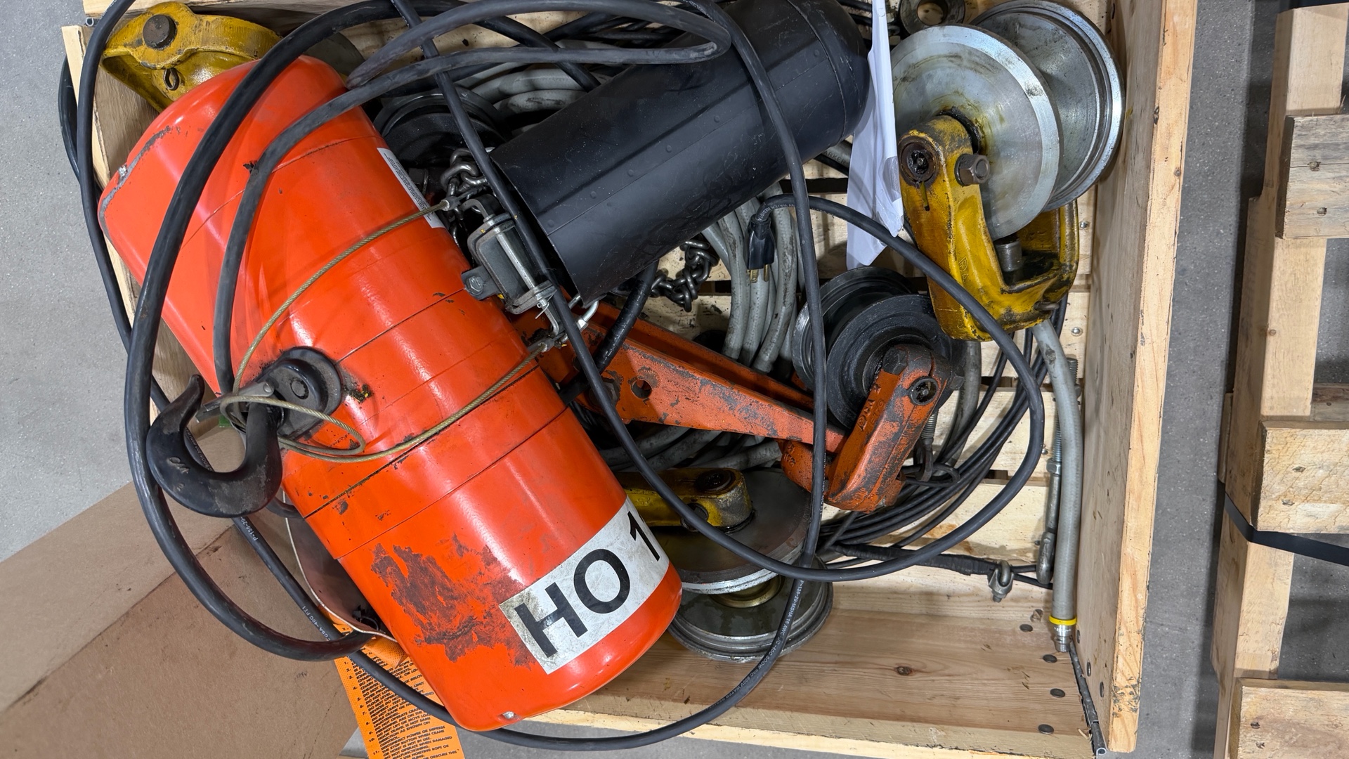 Overhead Crane With 1/2 Ton Hoist With Remote - Works